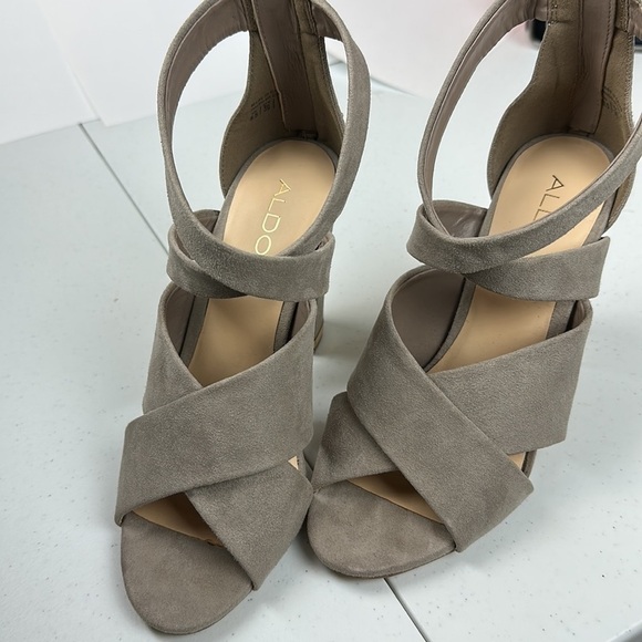 Aldo Woman’s Heels 8.5 Block Heel 4” Gold Detail Zipper Closure Taupe Suede - Picture 3 of 7